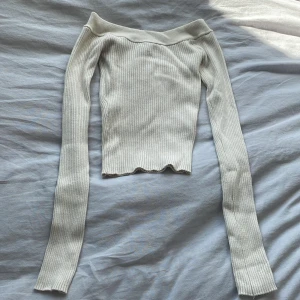 Off Shoulder Tröja - Säljer denna söta off shoulder toppen🎀
