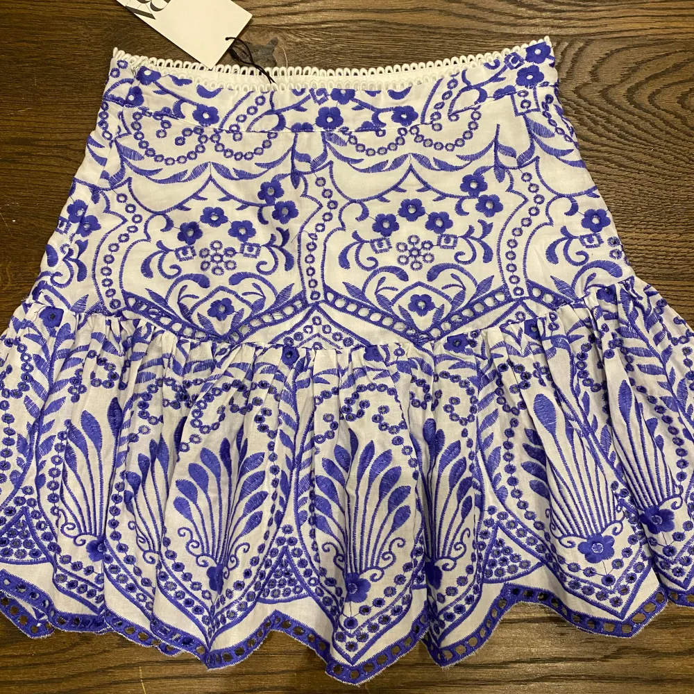 Så fin blå/vit mönstrad kjol från zara i storlek s. Så fin till sommaren☀️ ny med prislapp . Kjolar.