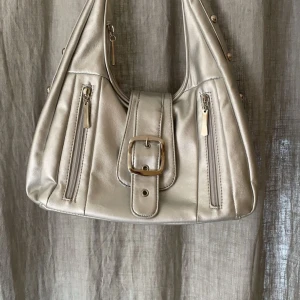 Silvrig väska - Silvrig väska köpt på secondhand för ca 100 kr. Fint skick och mycket plats i väskan💕