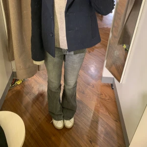 Jätte fina jeans  - Jätte fina bootcut jeans som inte kommer till användning. Fint skick och inga defekter storlek 34😇 Använd INTE köp nu funktion!