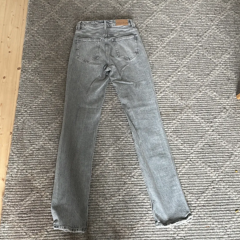 Hej, jag säljer nu mina jeans från Zara då dom inte kommer till användning längre. Dom är ljusgråa och har slits längst ner vid fötterna, dom är i väldigt bra skick. Dom är i storlek 32😊. Jeans & Byxor.