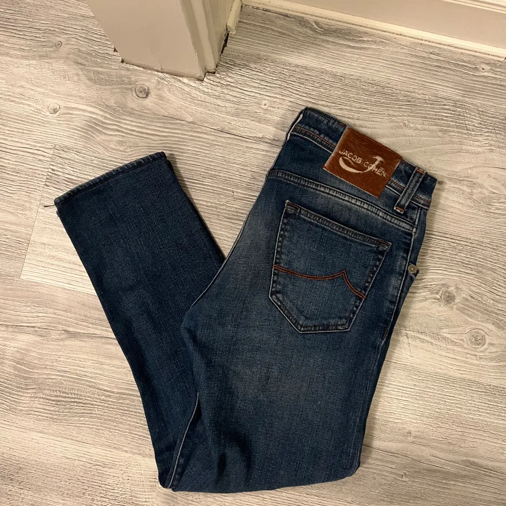 Tja! säljer mina Jacob Cohen jeans, inga deffekter, snygg tvätt, Mitt pris 1499kr, kan gå ner i pris vid snabbaffär! Dm vid frågor🙌. Jeans & Byxor.