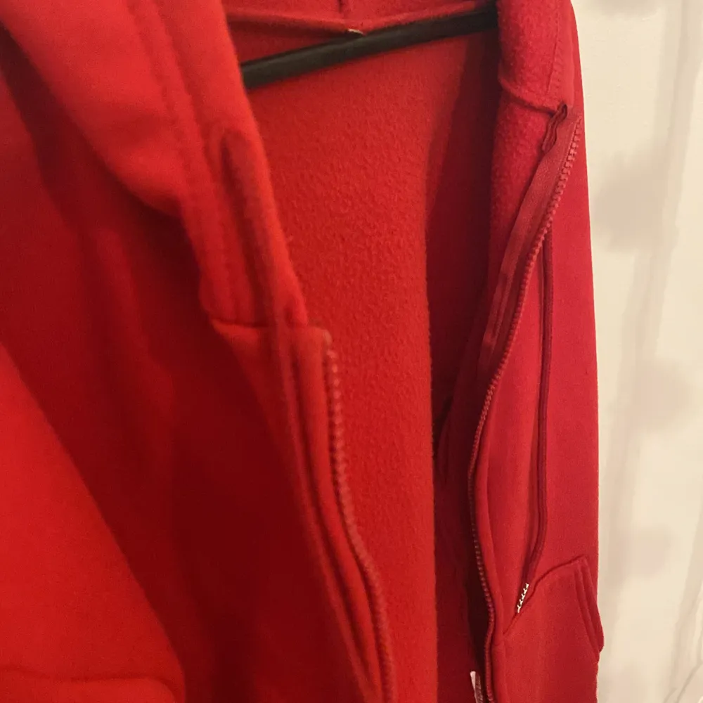 Röd hoodie, jätte mysig, storlek S, jätte fint skick, inte mycket använd. . Hoodies.
