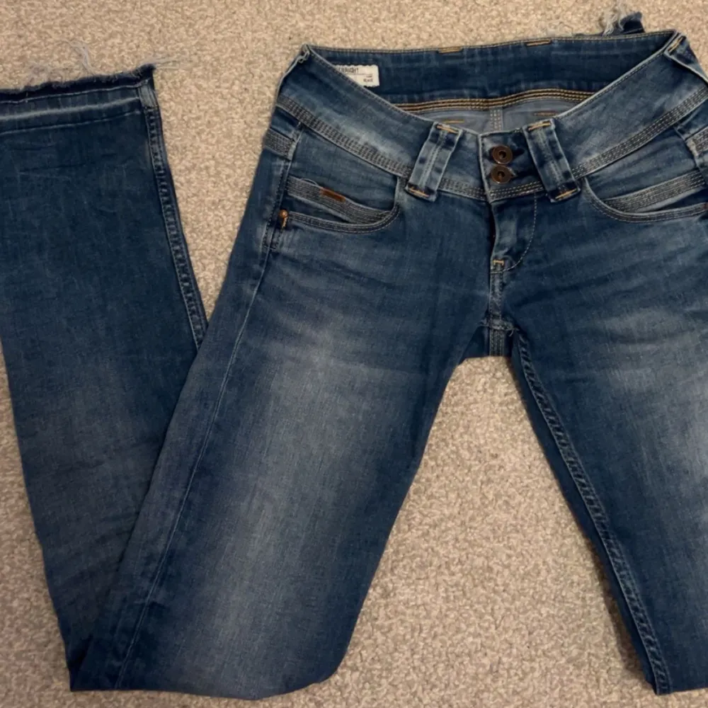 Jättefina pepe jeans som jag säljer för att dem inte kommer till användning något mer! Superfina och inga defekter men är uppsprätta där nere🩷 använd gärna köp nu. Jeans & Byxor.