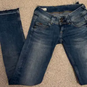 Jättefina pepe jeans som jag säljer för att dem inte kommer till användning något mer! Superfina och inga defekter men är uppsprätta där nere🩷 använd gärna köp nu