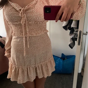 Söt klänning - Super söt klänning, finns ingen lapp som visar storlek men skulle säga att det är en 38