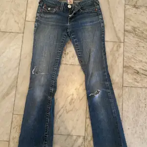 Fina lågmidjade bootcut True Religion jeans i bra skick! Dom är jätte snygga men tyvärr för stora i midjan på mig så måste sälja! Skriv för mått och fler bilder❤️
