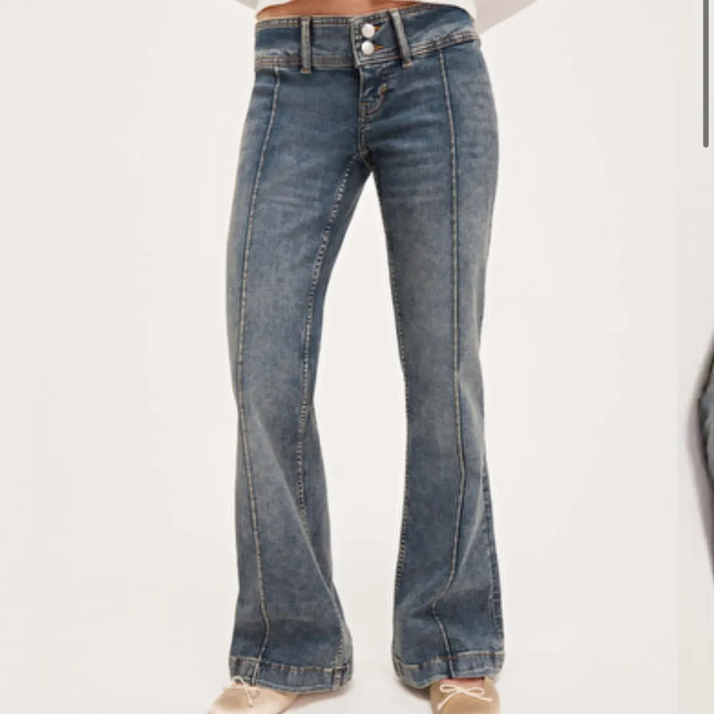 Blå lågmidjade bootcut jeans från Monki med pressveck i storlek 26. Aldrig använda och prislapp sitter kvar. Nypris 499kr och säljer för 399kr. Pris går att diskutera!. Jeans & Byxor.