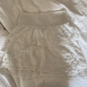 Kjol - Fin volangkjol från Vero Moda. Säljer eftersom jag råkade få hem dubbelt av samma kjol. Nypris ca 400kr och använd endast 2 gånger💗