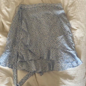 Kjol - MidiKjol från Vero Moda i tunt skönt material perfekt för sommaren. Säljer då jag inte använder den längre, är i väldigt bra skick💗 