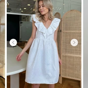 Studentklänning - Säljer denna super gulliga studentklänning från Byic. Beställde två för att prova storlek, därav har jag en jag ej hann skicka tillbaka. Nypris 999kr Pris kan diskuteras🩵🩵