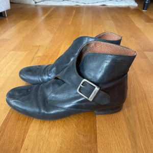 Snygga koackar - Super snygga klackar med snygga detaljer, ser lite smutsiga ut med lätt att fixa till enkelt, älskar att ha dem men för små på mig💗