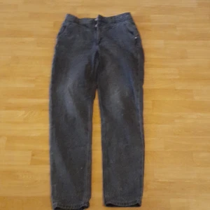 Jeans - Hej, jag säljer ett par jeans från hm . Den är använd få tal gånger . 170 i storlek.