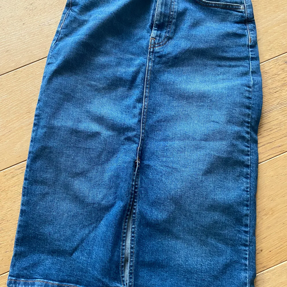 Oanvänd jeanskjol från Cubus stl S (69 cm lång). Kjolar.
