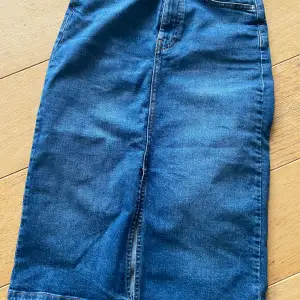 Oanvänd jeanskjol från Cubus stl S (69 cm lång)