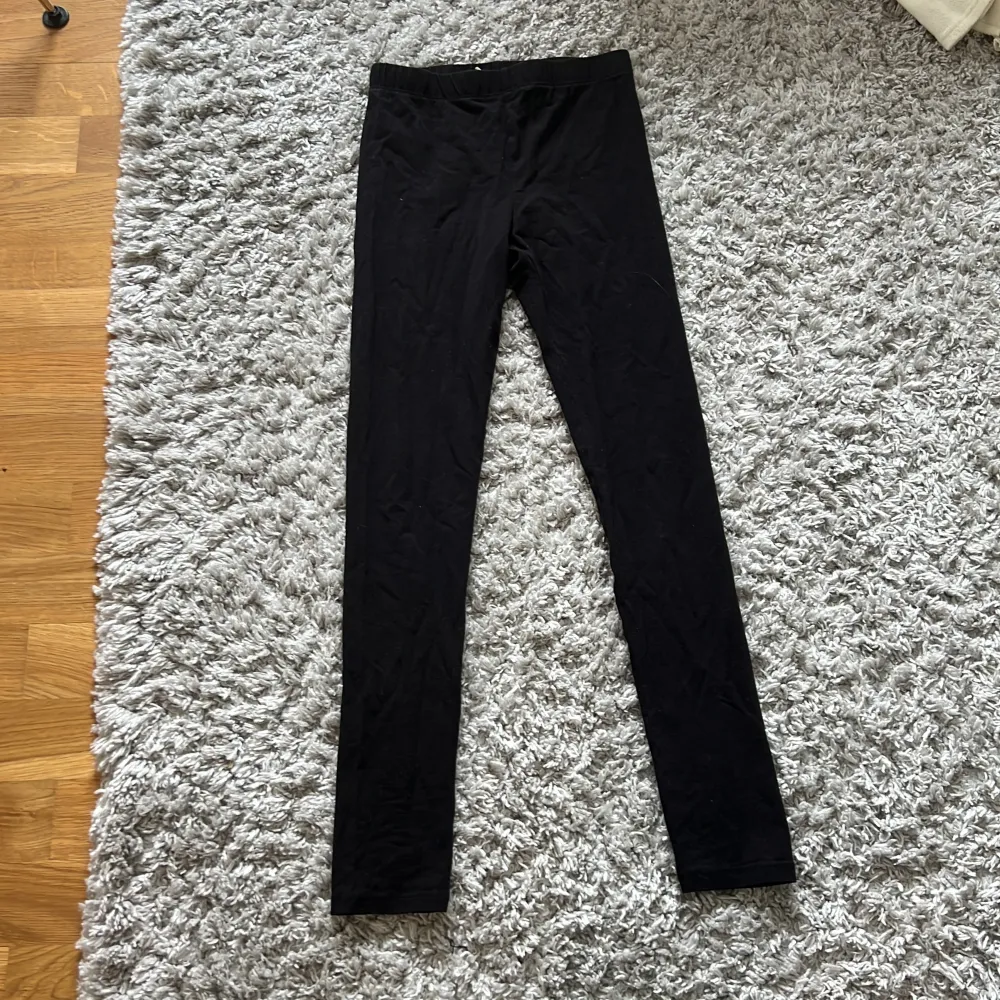 Svarta vanliga leggings från H&M😍billigt pris! Storlek 152 . Jeans & Byxor.
