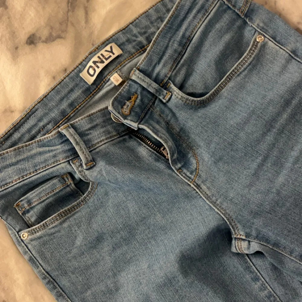 Säljer mina jättefina Low waist jeans ifrån only, modellen heter ”Low retro flared wjeans”, de är nästan aldrig använda och är i nyskick💕De hade längd 36, sedan klippte jag av dem så nu är de i längd 34💕Är 173 lång💕. Jeans & Byxor.