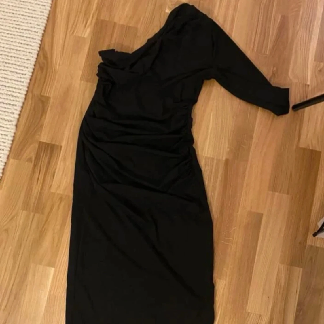 Fin Svart klänning från Shein i storlek Petite XXS , har använt den 1 gång och den är i bra stick. Hör av dig om du har frågor eller är intresserad 