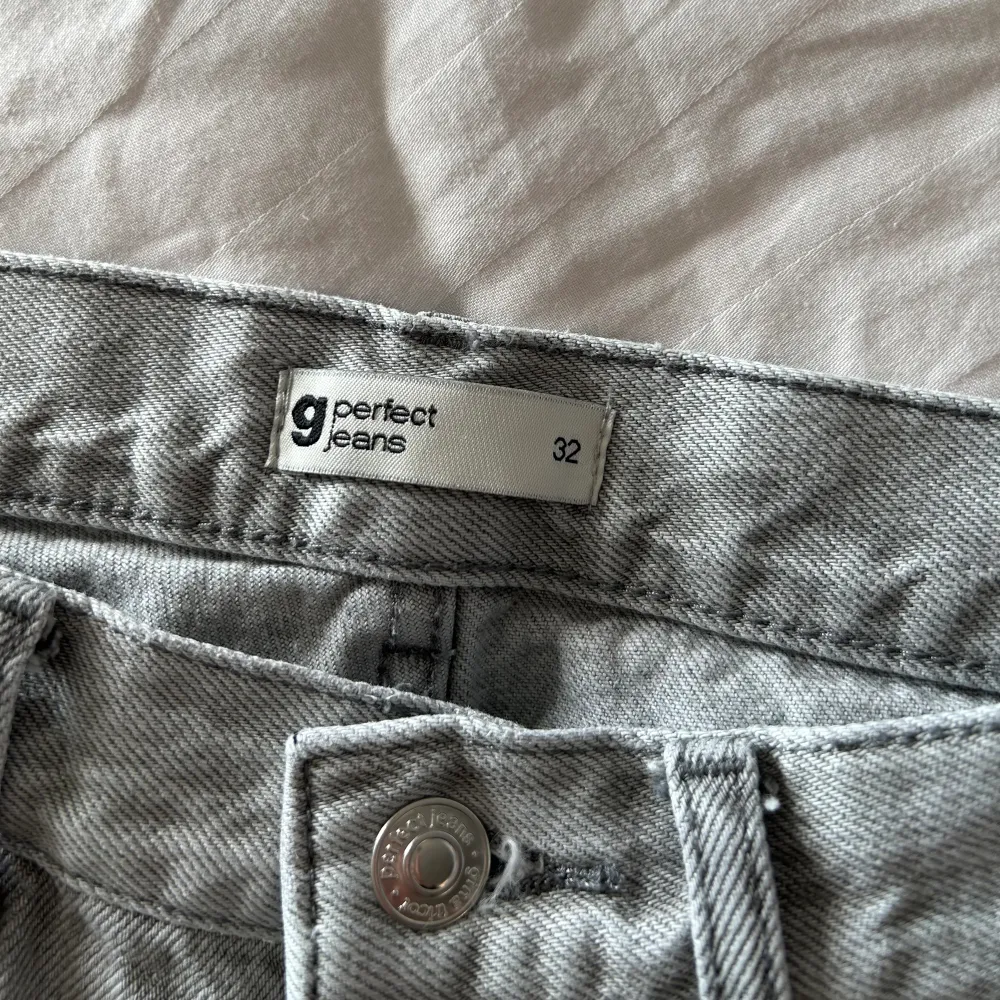 Säljer dessa snygga low waist straight jeans från Gina, de är endast använda ett fåtal gånger och är i väldigt bra skick💞 Hör gärna av er innan ni väljer köp via Plick!. Jeans & Byxor.