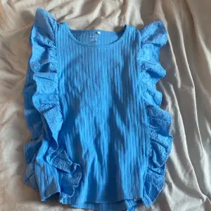En fin blå t-shirt använd ett par gånger men är i fint skick!💙🩵
