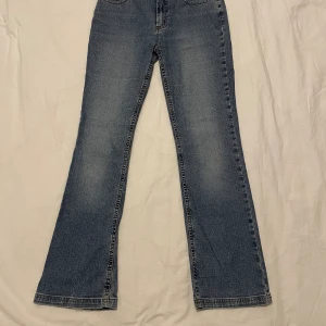 GANT Jeans för dam - Storlek 28/30, gott skick!  - Ta din stil till nästa nivå med dessa eleganta vintage-jeans från GANT. Stilrena och i gott skick. 