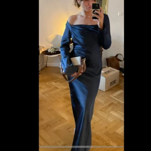 Balklänning, blå satin - Fantastisk satinklänning i strl S Djup i ryggen, golvlång, med fin rosett i bak. Tjockare satintyg, bra kvalitet.  Använd en gång. 