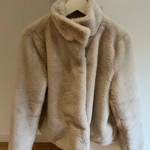 Päls jacka🧸 - Denna jacka är en päls/teddy jacka, perfekt jacka till alla tillfällen🎆Har använt den några gånger 1 vinter❄️ Den är slutsåld överallt, Den är extremt mjuk och skön🧸 köptes för 500 Man kan både knäppa eller ha den öppen och den har fickor 🤩  passar S