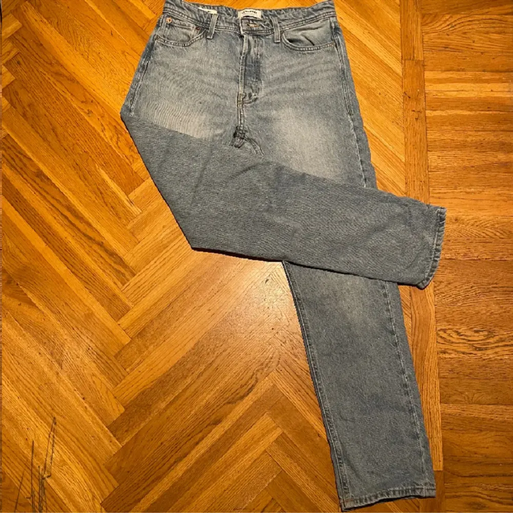 Säljer mina Jack and Jones jeans då de är för små. Använt ett par fåtal gånger, nypris 699.. Jeans & Byxor.