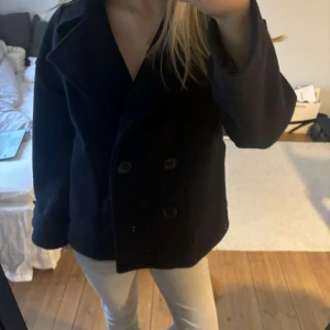 Design by si kappa - Super fin mörkblå design by si kappa i storleken xs/s. Nästan helt nyskick och har inte några defekter, nypris ca 700💞💞💞