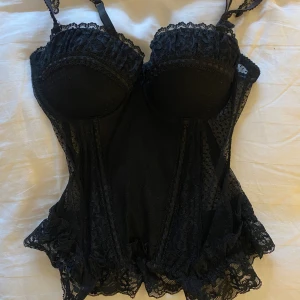 korsett/topp - 🖤säljer min fina spets-korsett/topp🖤 använd ett fåtal gånger !! nyskick !! ingen body, fästen på ryggen i tre olika lägen för vad som önskas !! push up i bh:n !!  svarar snabbt vid frågor!🫶🏼 