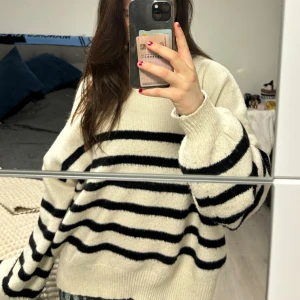 Tjocktröja  - Oversized tjocktröja från Stay, Carlings, köpt för drygt 600kr och sälja för 250kr+ frakt.