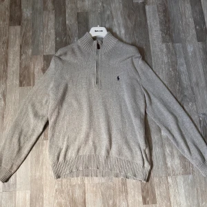 Ralph Lauren 1/4 zip - Grå Ralph Lauren quarter zip. Skit bra cond bara att det är en liten fläck som knappt syns (går säkert att få bort). 