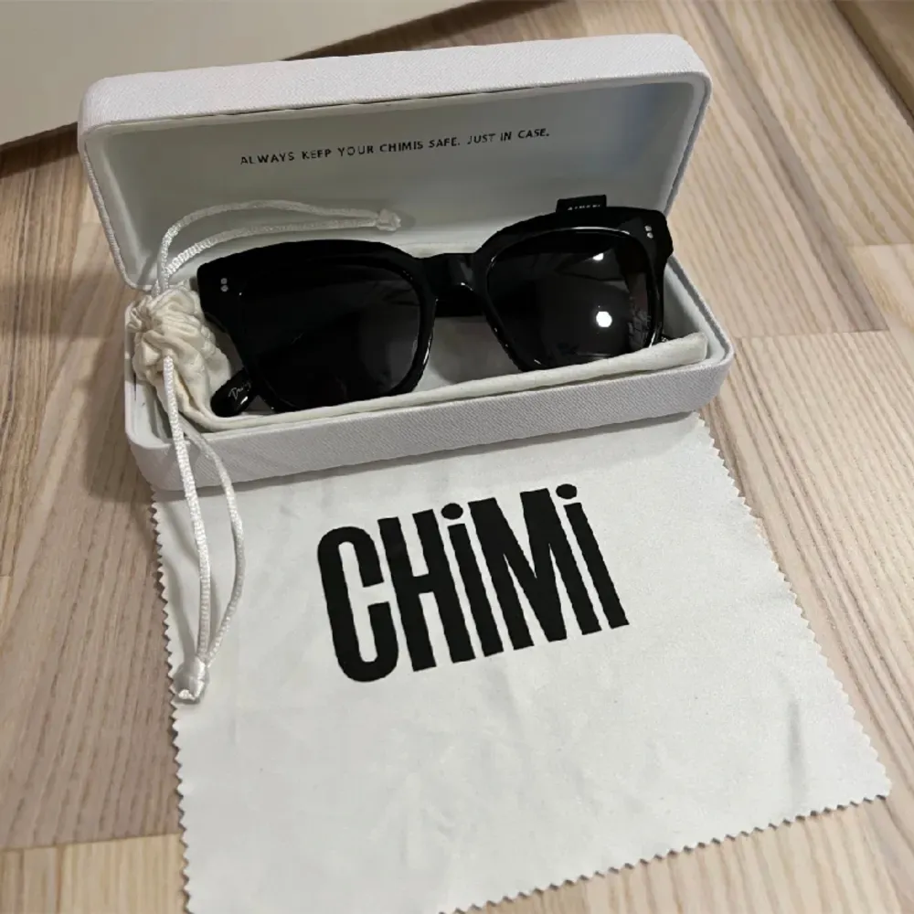 Chimi solglasögon i modell 005 färgen Berry❣️❣️❣️Fodlar medföljer. Accessoarer.