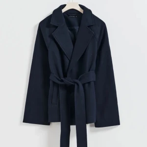 Gina Tricot Kappa med skärp - s-xs, som ny använd 2 gånger