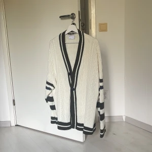 Stickad tröja - Nytt skick, endast testad pågrund av att den var för stor. Det är storlek M men sitter som en L. Hör av dig för mer bilder/info👍🏻