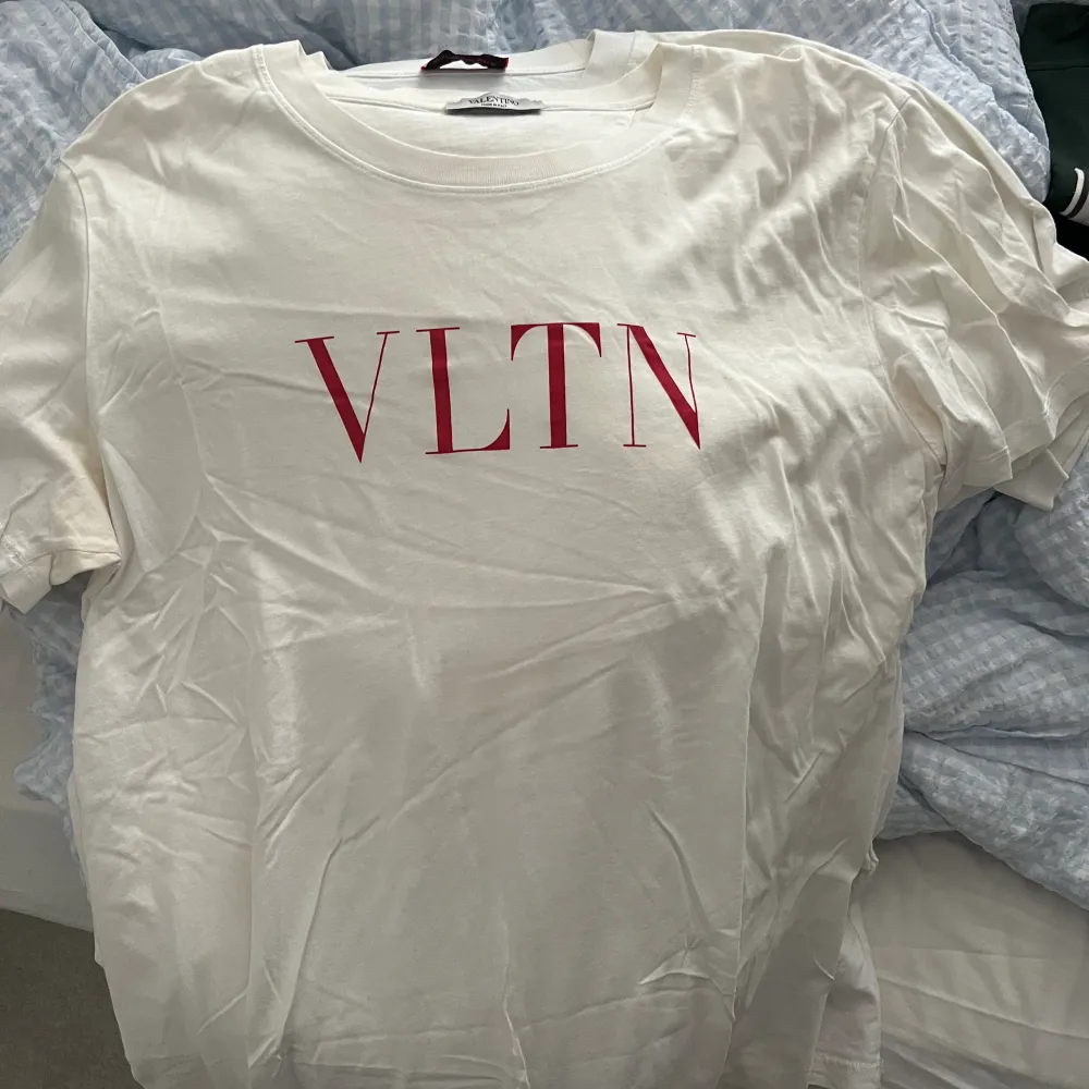 Valentino T-shirt i bra skick  Storlek Large  Köpt i Barcelona för ett par år sen . T-shirts.