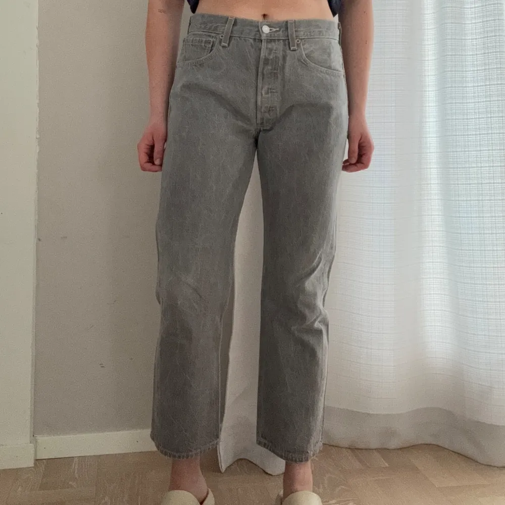 Grå vintage Levi’s 501. Storlek W32 L30. Sitter något löst på mig som vanligtvis har W26-27. Ankellånga på mig som är 172cm. Bra vintage skick!. Jeans & Byxor.