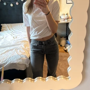 Grå jeans - Säljer dessa fina grå Jeansen från Gina!!! Säljer dem då de inte kommer till användning. De är för långa för mig, där av slitna nere vid fötterna (jag är 160 cm). Annars är de i fint skick. 🩶Pris kan diskuteras!!!