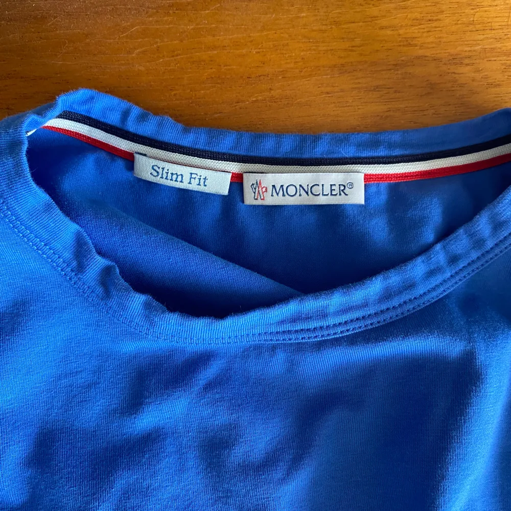 En ljusblå moncler t-shirt i storlek M. Mycket bra skick och enbart använd någon enstaka gång. Köpt på NK i vintras.. T-shirts.