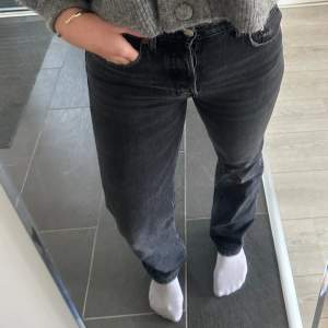 Grå jeans från zara med medelhög midja ❣️