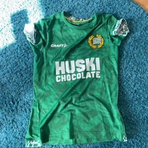 Hammarby tröja - Tja säljer en Hammarby tröja den är lite använd men inte så mycket. Storlek XS 