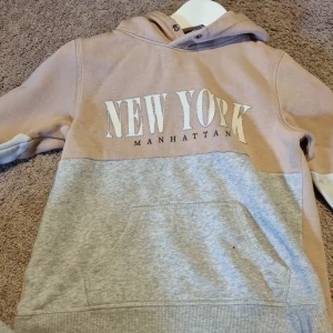 Säljer min gammla hoodie pga att den inte passar mig💕 - En fin hoodie i bra skick från h&m💕💕