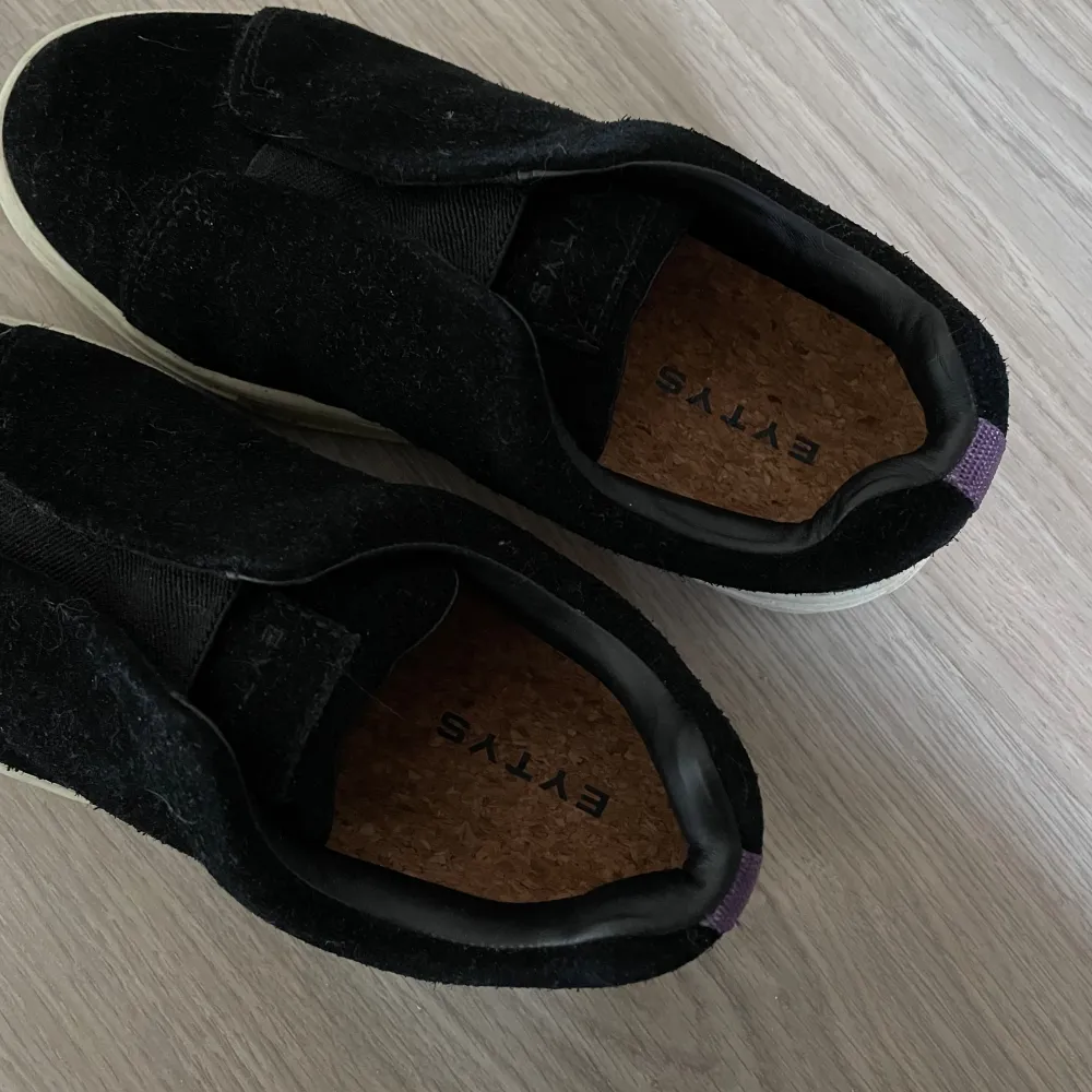 Helt nya Eytys Doja Sneakers. Endast använda en gång, säljer pga för små. Storlek 37💞Nypris 2000kr, kom med bud!. Skor.