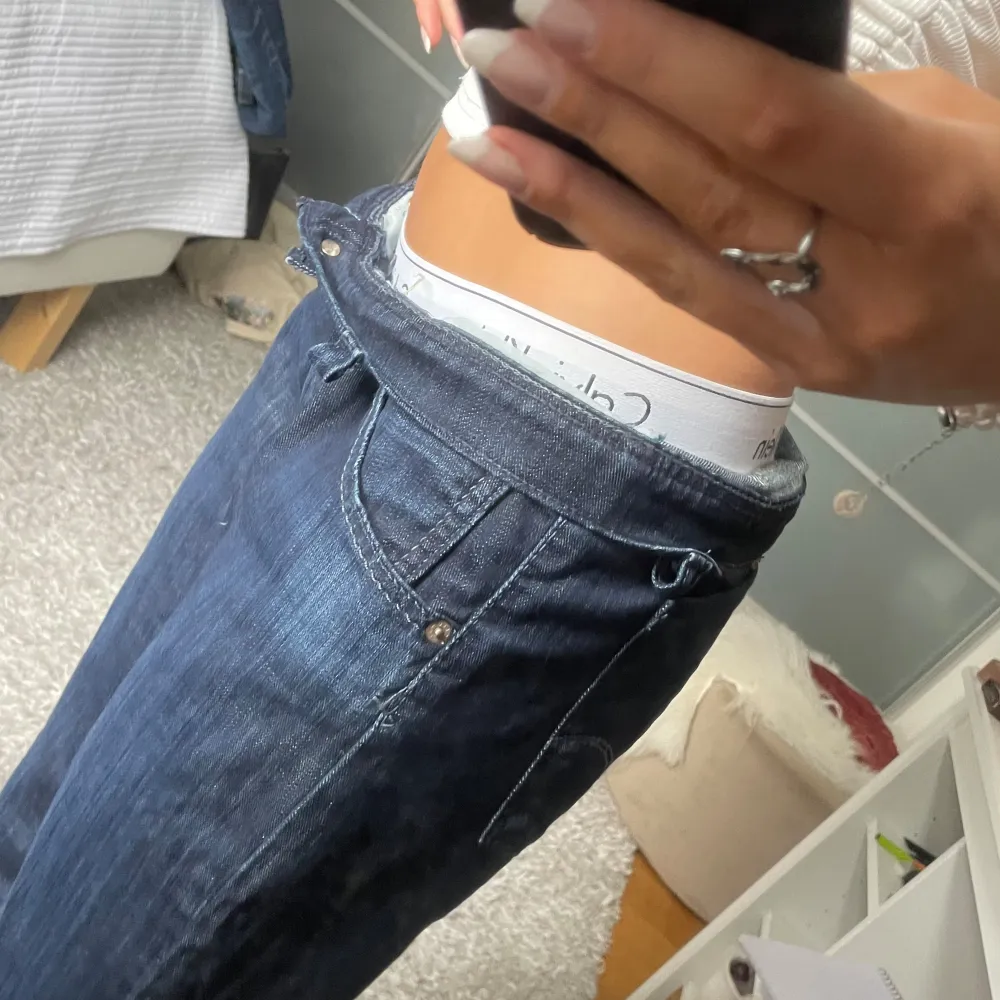 Loose fit Levis jeans mörkblåa, perfekt nu till sommaren då de är snygga med en topp till! Säljer för endast 199kr då de är lite för stora för mig. Skriv för fler bilder, måtten eller om jag ska aktivera ”köp nu” 💕. Jeans & Byxor.