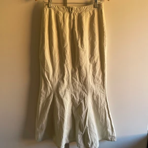 Lång kjol - Så cool! Midjemått: 37cm  Längd: 93cm 😇👍(100% bomull)