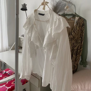 Broderad blus - Världens finaste broderade blus, så perfekt till sommaren!! Ny utan prislapp i perfekt skick!!