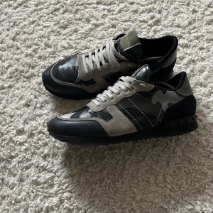 Valentino rockrunner  - (INTRESSEKOLL) vill se vad jag kan få för mina rockrunners i fint skick (8,5-10). Inget og medföljer. Hör av dig vid funderingar och om du har något bud (endast seriösa prisförslag) eller något byte mvh Mh.sellout 