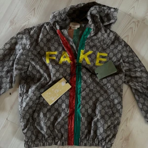 Gucci barnjacka - Ny helt oanvänd Gucci barnjacka,storlek 8.Present till våran son som ej passade.