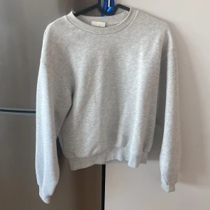 Grå sweatshirt  - Säljer nu denna sköna tröja då den inte används längre. Hör gärna av er om ni är sugna!!🩷