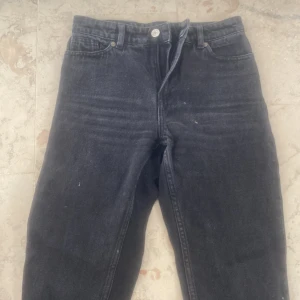 monki jeans - high relaxed fit, fint skick!